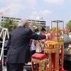 เหล่าทีมงาน-นักแสดงร่วมพิธีวางพวงมาลา ถวายสักการะพระบรมราชานุสาวรีย์ สมเด็จพระนเรศวรมหาราช