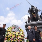 เหล่าทีมงาน-นักแสดงร่วมพิธีวางพวงมาลา ถวายสักการะพระบรมราชานุสาวรีย์ สมเด็จพระนเรศวรมหาราช