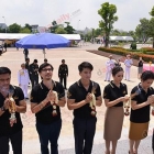 เหล่าทีมงาน-นักแสดงร่วมพิธีวางพวงมาลา ถวายสักการะพระบรมราชานุสาวรีย์ สมเด็จพระนเรศวรมหาราช