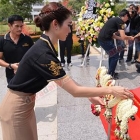 เหล่าทีมงาน-นักแสดงร่วมพิธีวางพวงมาลา ถวายสักการะพระบรมราชานุสาวรีย์ สมเด็จพระนเรศวรมหาราช