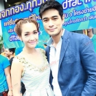 โฬม-พัชฏะ, มีน-พีชญา ร่วมแจกทองผู้โชคดี