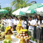 แอนดริว นำทีมเหล่านักแสดงนำร่วมงานบวงสรวงละคร "พลับพลึงสีชมพู"