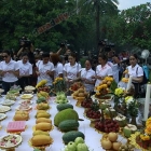 แอนดริว นำทีมเหล่านักแสดงนำร่วมงานบวงสรวงละคร "พลับพลึงสีชมพู"