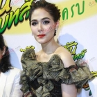 "ชมพู่-อารยา" ร่วมงานเปิดตัวขนมอบกรอบ