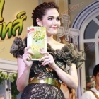 "ชมพู่-อารยา" ร่วมงานเปิดตัวขนมอบกรอบ