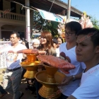 "หมาก" ควง "คิม" พร้อมแฟนคลับ ทำบุญที่วัดศรีบุญเรือง จ.พะเยา