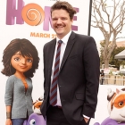 รีฮานน่า พร้อม เจนนิเฟอร์ โลเปซ นำทีมเดินพรมม่วงเปิดตัวภาพยนตร์ "Home"