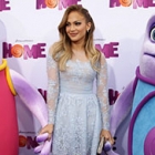 รีฮานน่า พร้อม เจนนิเฟอร์ โลเปซ นำทีมเดินพรมม่วงเปิดตัวภาพยนตร์ "Home"