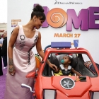 รีฮานน่า พร้อม เจนนิเฟอร์ โลเปซ นำทีมเดินพรมม่วงเปิดตัวภาพยนตร์ "Home"
