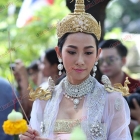 "อั้ม-เคลลี่" นำทัพบวงสรวงละครฟอร์มยักษ์ "เพลิงพระนาง"