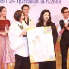 เหล่าดาราตบเท้ารับรางวัลใน งานมอบรางวัล tv3 fanclub 2015