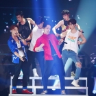 ระดับท็อป "2PM" ทรงพลังทั้งเต้นและเอ็นเตอร์เทน จัดหนัก! ทั้งฉากแสงสีเสียง