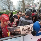 แฟนคลับแห่ให้กำลังใจคับคั่ง! รอบพรีเมียร์ Batman v Superman: Dawn of Justice ที่ลอนดอน