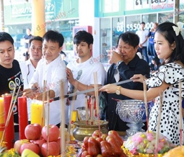 "เติ้ล ตะวัน" นำทีมนักแสดงและทีมงานละคร 2 เรื่อง "สารวัตรแม่ลูกอ่อน" และ "ว่าความตามรัก"