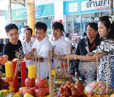 "เติ้ล ตะวัน" นำทีมนักแสดงและทีมงานละคร 2 เรื่อง "สารวัตรแม่ลูกอ่อน" และ "ว่าความตามรัก"