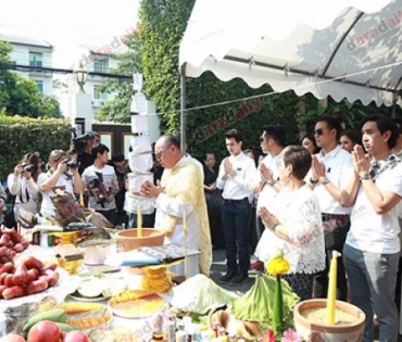 ค่ายชลลัมพี บวงสรวงละคร 2 เรื่อง "มาตุภูมิแห่งหัวใจ" กับ "มนตราลายหงส์"