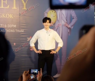 พระเอกหนุ่มแดนเกาหลีใต้ "Lee Jong Suk" เดินทางมาจัดแฟนมีตติ้งที่เมืองไทย 