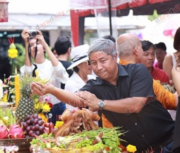 ฤกษ์ดี “ลอร์ด สยม" นำทีมนักแสดงบวงสรวงละคร 2 เรื่อง "โซ่เสน่หา" และ "นักรบตาปีศาจ "