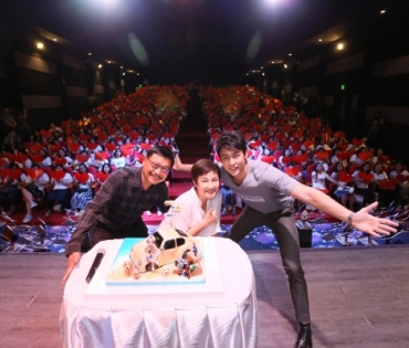 "หมาก ปริญ"  กับภาพบรรยากาศงานมีทติ้ง "Seven steps นับ 7 with Mark Prin"