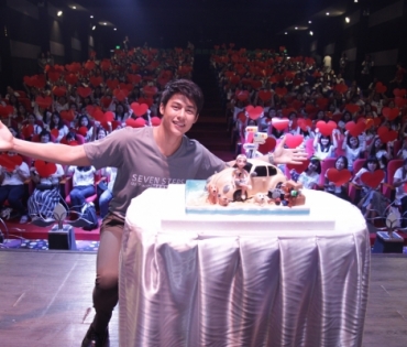 "หมาก ปริญ"  กับภาพบรรยากาศงานมีทติ้ง "Seven steps นับ 7 with Mark Prin"