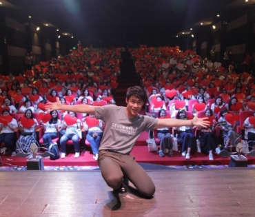 "หมาก ปริญ"  กับภาพบรรยากาศงานมีทติ้ง "Seven steps นับ 7 with Mark Prin"