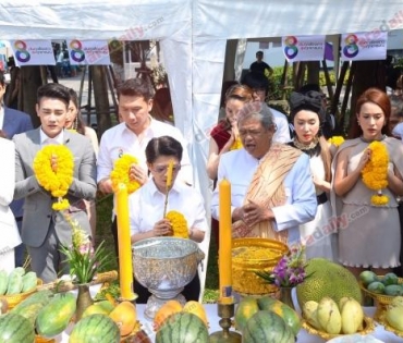 "ฟลุค–ยีน" พร้อมกองทัพนักแสดงมากฝีมือ ตบเท้าเข้าร่วมพิธีบวงสรวงละครดราม่า เข้มข้น "ใจลวง" 