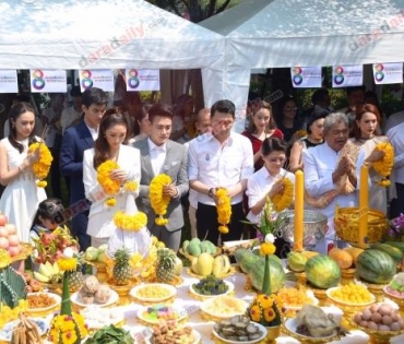 "ฟลุค–ยีน" พร้อมกองทัพนักแสดงมากฝีมือ ตบเท้าเข้าร่วมพิธีบวงสรวงละครดราม่า เข้มข้น "ใจลวง" 