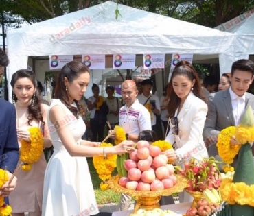 "ฟลุค–ยีน" พร้อมกองทัพนักแสดงมากฝีมือ ตบเท้าเข้าร่วมพิธีบวงสรวงละครดราม่า เข้มข้น "ใจลวง" 