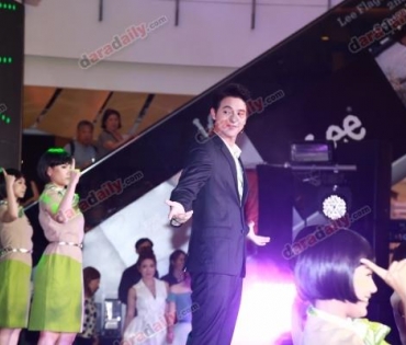 "เจมส์จิ-เต้ย-วี" โชว์ในงาน AIS ที่ 1 บริการด้วยใจ 