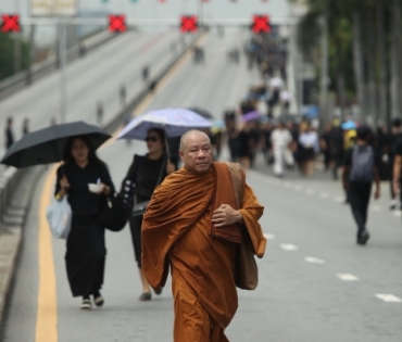 พสกนิกรชาวไทย จากทั่วทุกสารทิศ เข้าพื้นที่เพื่อรอชมริ้วขบวนพระบรมราชอิสริยยศ