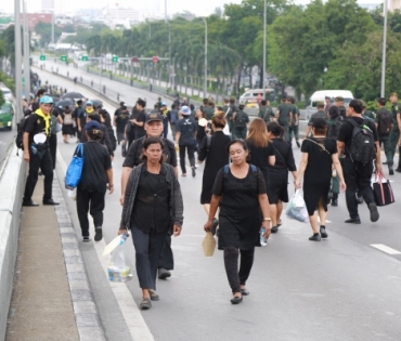 พสกนิกรชาวไทย จากทั่วทุกสารทิศ เข้าพื้นที่เพื่อรอชมริ้วขบวนพระบรมราชอิสริยยศ