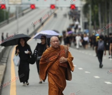 พสกนิกรชาวไทย จากทั่วทุกสารทิศ เข้าพื้นที่เพื่อรอชมริ้วขบวนพระบรมราชอิสริยยศ