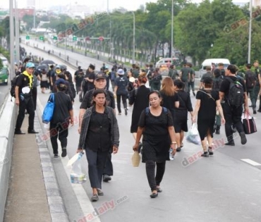 พสกนิกรชาวไทย จากทั่วทุกสารทิศ เข้าพื้นที่เพื่อรอชมริ้วขบวนพระบรมราชอิสริยยศ