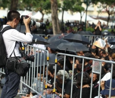 พสกนิกรชาวไทย จากทั่วทุกสารทิศ เข้าพื้นที่เพื่อรอชมริ้วขบวนพระบรมราชอิสริยยศ