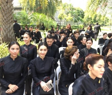 คณะผู้บริหารพร้อมนักแสดงช่อง 7 ร่วมพิธีวางดอกไม้จันทน์