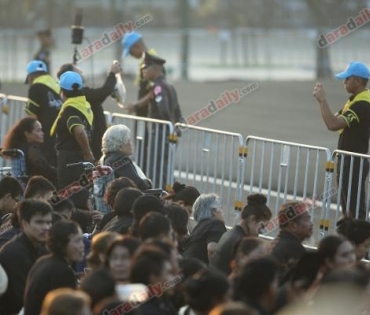 พสกนิกรชาวไทย จากทั่วทุกสารทิศ เข้าพื้นที่เพื่อรอชมริ้วขบวนพระบรมราชอิสริยยศ