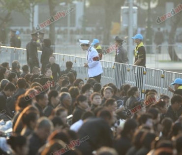 พสกนิกรชาวไทย จากทั่วทุกสารทิศ เข้าพื้นที่เพื่อรอชมริ้วขบวนพระบรมราชอิสริยยศ