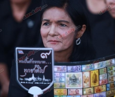 พสกนิกรชาวไทย จากทั่วทุกสารทิศ เข้าพื้นที่เพื่อรอชมริ้วขบวนพระบรมราชอิสริยยศ