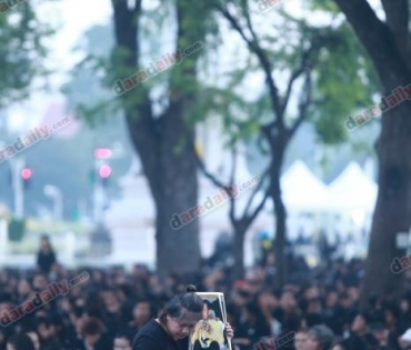 พสกนิกรชาวไทย จากทั่วทุกสารทิศ เข้าพื้นที่เพื่อรอชมริ้วขบวนพระบรมราชอิสริยยศ