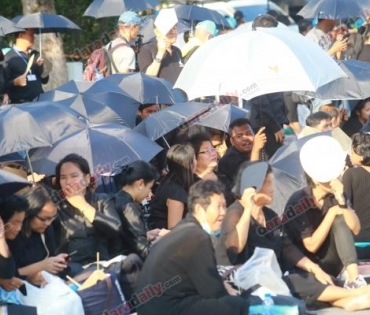 พสกนิกรชาวไทย จากทั่วทุกสารทิศ เข้าพื้นที่เพื่อรอชมริ้วขบวนพระบรมราชอิสริยยศ