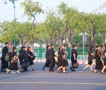 พสกนิกรชาวไทย จากทั่วทุกสารทิศ เข้าพื้นที่เพื่อรอชมริ้วขบวนพระบรมราชอิสริยยศ
