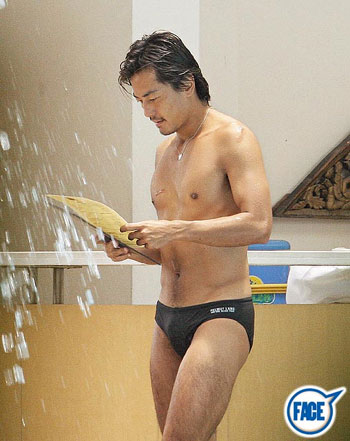 “เจิ้งอี้เจี้ยน” รักล่มกลับมาสยิวโชว์เป้าตุง