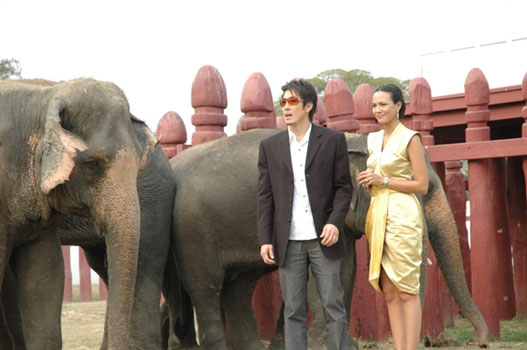 “พิม-เจ” บุกถ่ายทำเพนียดคล้องช้าง ลุยทุกสถานการณ์ใน