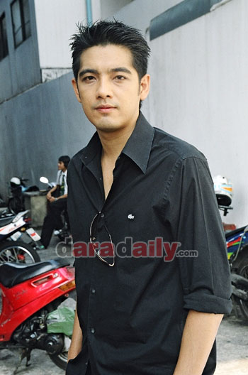“หนุ่ม” เมินหมอดูทักแต่งงานฟ้าแลบ
