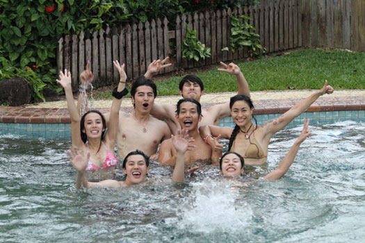 "ครี-เบนซ์-ส้ม" วอล์มร่างกาย เริงร่าดำน้ำในสระ ก่อนลงดำน้ำแบบ Scuba Doo