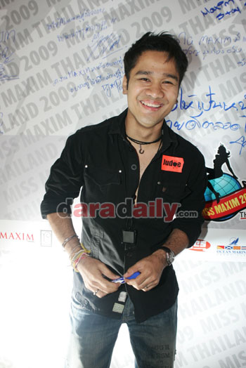 หมอนรองกระดูกกำเริบเหตุ "กอล์ฟ" เลื่อนคอนเสิร์ต