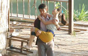 “เจน-แก้ว-ริน” อาศัยอยู่ที่เรือนแพของ “เถ้าแก่ตง”