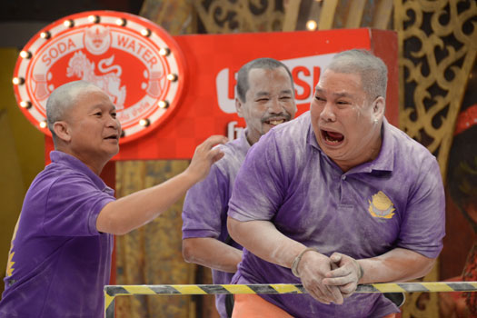 "โหน่ง" กรี๊ดลั่นตะโกนขอร้อง เท่ง-หม่ำ หลังโดนล็อคมือเอากบขู่ใน ชิงร้อยฯ 