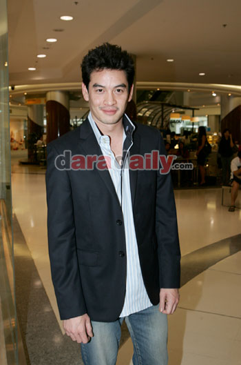 “ชาคริต-วุ้นเส้น” อวดรูปการ์ดแต่งงาน