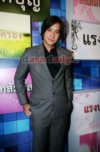 "หลุยส์" มอบแหวนแทนความรู้สึกให้ "นุ่น" ในวันเกิด ยันไม่พร้อมแต่งปีนี้